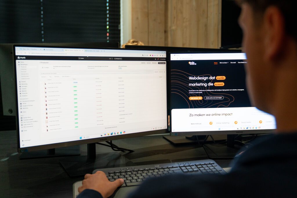 EndeOnline collega aan het werk